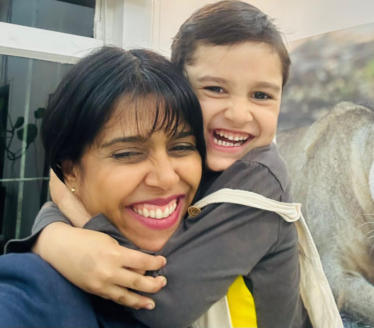 Carla de Paula e seu filho Francisco